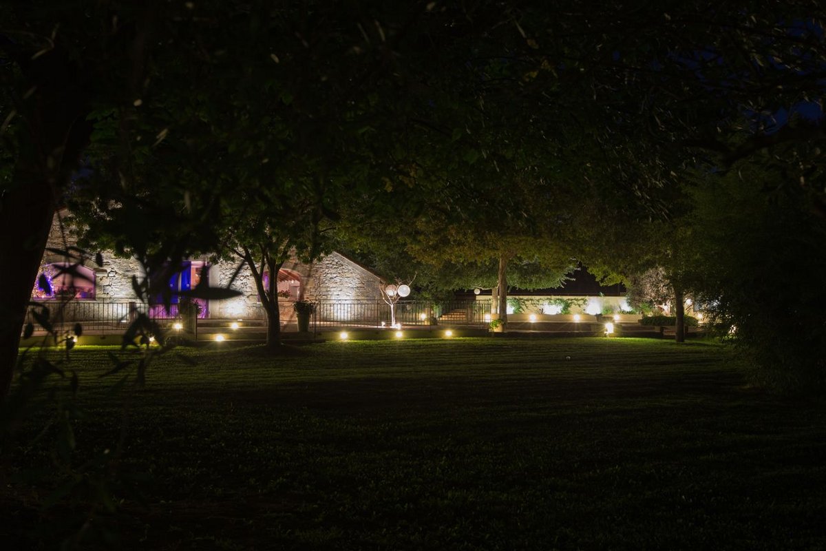 Hébergements au Mas La Mourade - Vue d'ensemble, la nuit.