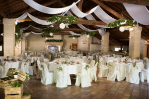 Nos salles modulables climatisées permettent d'accueillir jusqu'à 300 convives et offrent la possibilité d'adapter la configuration aux besoins des entreprises (conférences, co-working, etc.)